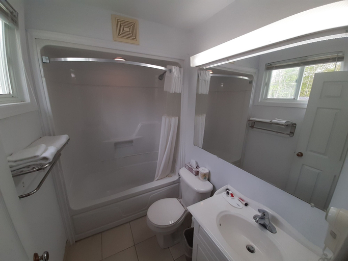Bathroom 4, Howard Johnson by Wyndham Woodstock NB, Carleton