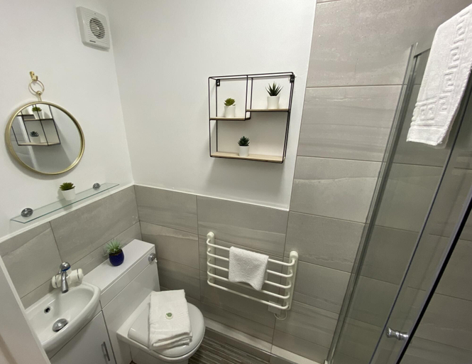 Bathroom 4, The North Wales Gathering - 9 Bedroom - EV Charging, Flintshire