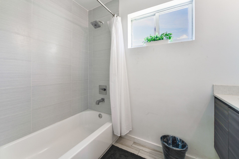 Bathroom 2, Stunning Penthouse Wynwood-Great Rooftop, Miami-Dade