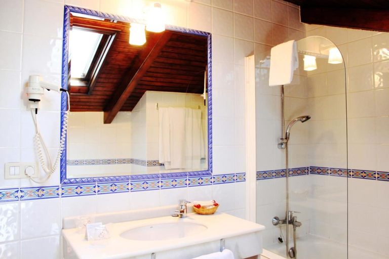 Bathroom 3, Hostal San Clemente by Pousadas de Compostela, A Coruña
