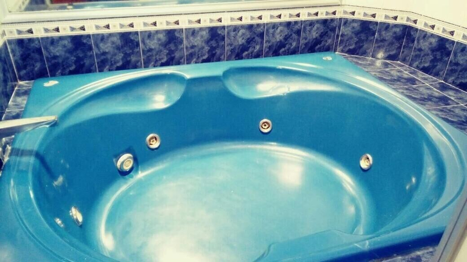 Bathroom 4, Hotel Monarca, Uruapan