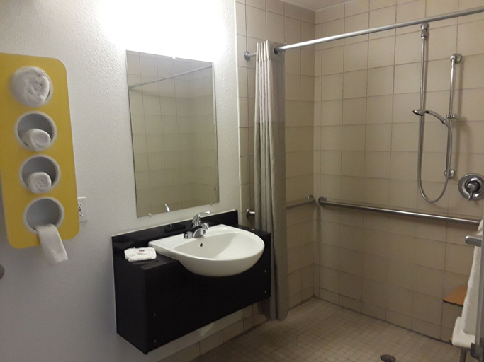 Bathroom 4, Motel 6 Farmington, NM, San Juan