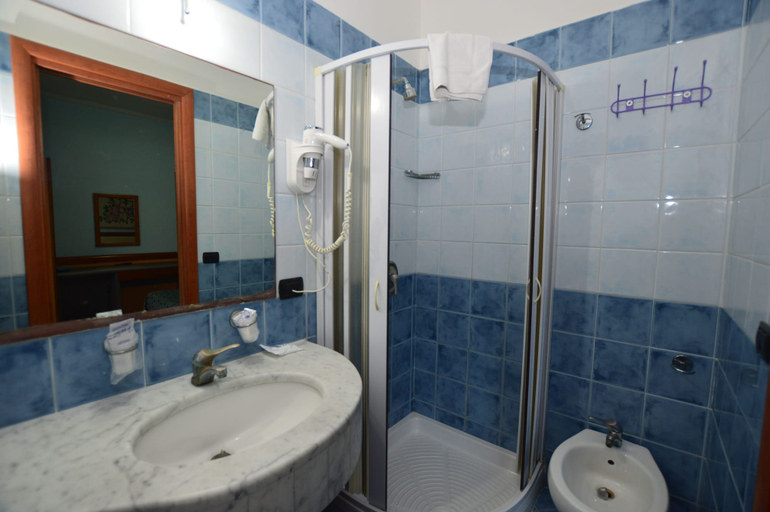 Bathroom 4, Hotel Klein Wien, Napoli