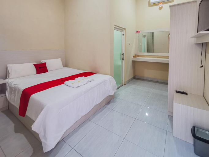 Bedroom 3, RedDoorz near Pantai Pancer Door Pacitan, Pacitan