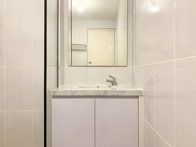 Bathroom 3, Comfort 2BR at Tokyo Riverside PIK 2 Apartment By Travelio, Tangerang