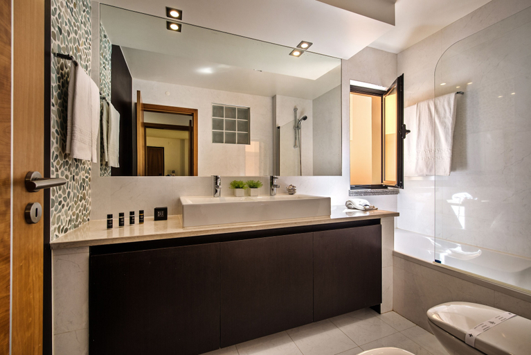 Bathroom 4, Baia da Luz, Lagos