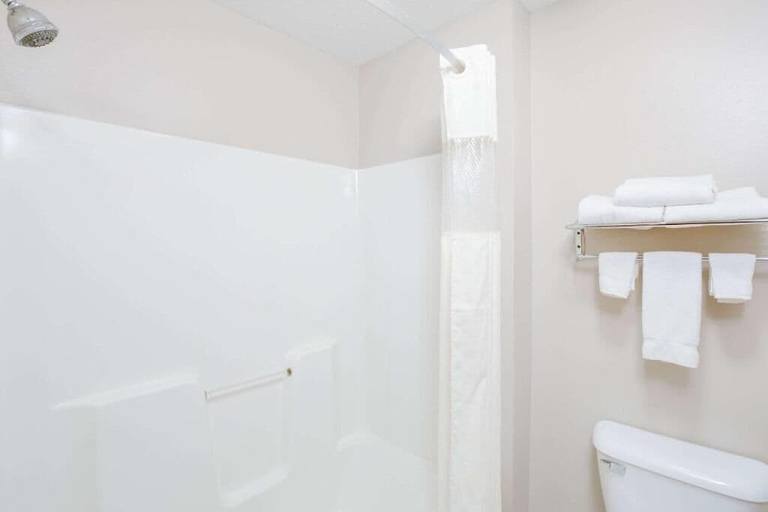 Bathroom 4, Super 8 by Wyndham Jackson MN, Jackson