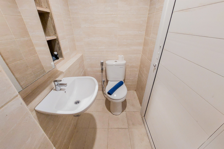 Bathroom 5, Relaxing Studio Apartment Springwood Residence Tangerang By Travelio, Tangerang