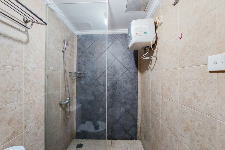 Bathroom 5, Homey and Spacious 1BR Apartment at Great Western Resort By Tarvelio, Tangerang
