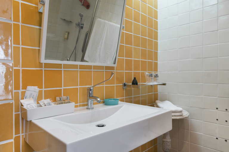 Bathroom 3, Casa do Médico de São Rafael, Sines