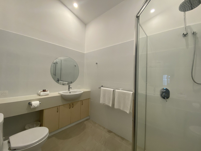 Bathroom 4, Byron Beachcomber, Byron