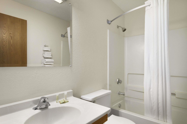 Bathroom 4, Super 8 by Wyndham Williams Lake, Cariboo