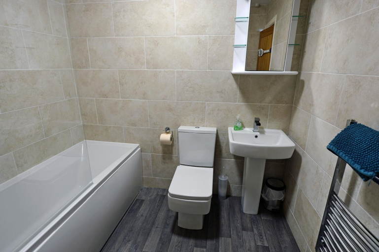 Bathroom 4, Sea Urchins Apartment - Sea Front Apartment With Views Pet Friendly, Pembrokeshire