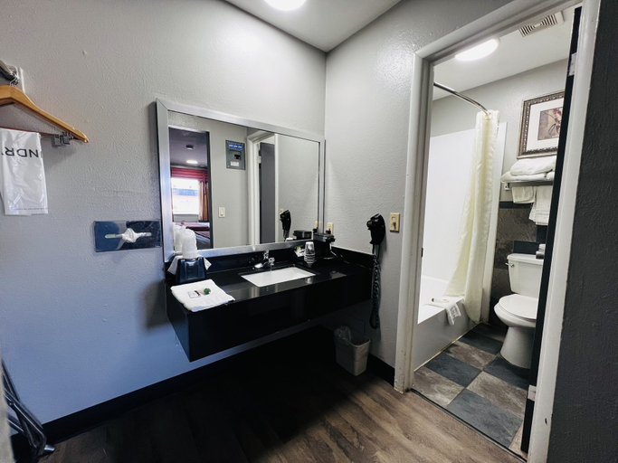 Bathroom 4, Hotel Vernon, Wilbarger