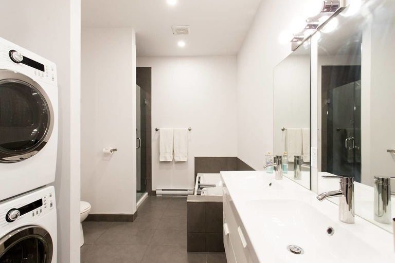 Bathroom 5, Huge Industrial Loft Near Mont-royal Metro, Montréal