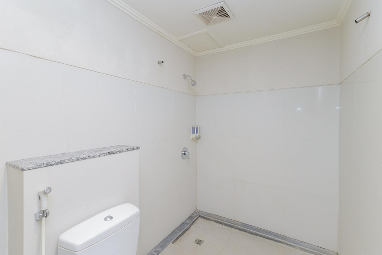 Bathroom 3, Urbanview Hotel Taman Suci Denpasar Bali, Denpasar