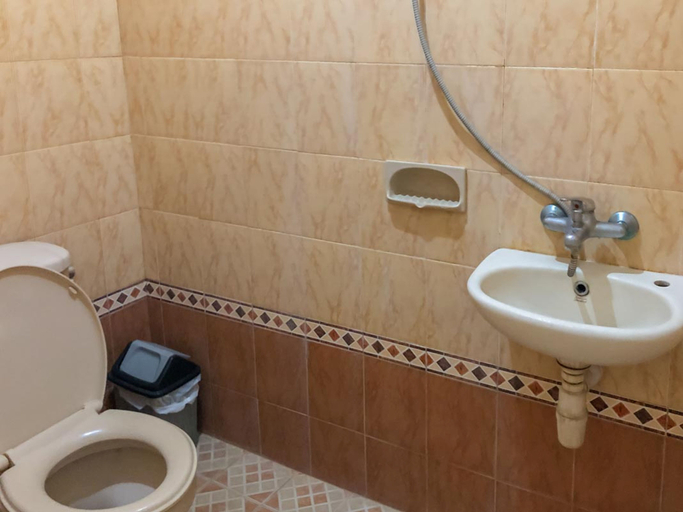 Bathroom 3, RedDoorz Syariah near Pasar Sleko Madiun, Madiun