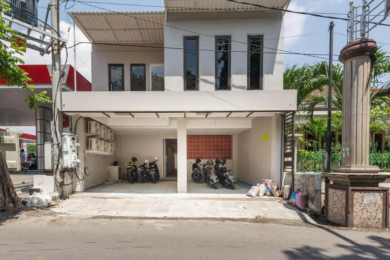 Exterior & Views, RedDoorz near Kaza Mall Surabaya, Surabaya
