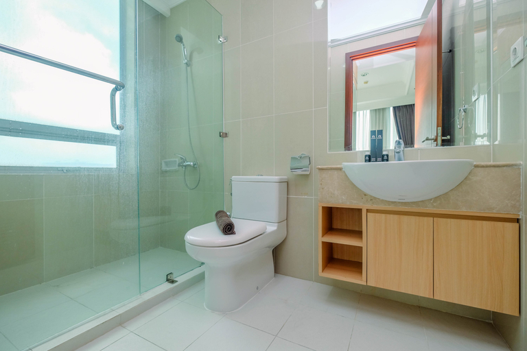 Bathroom 5, Best and Modern 2BR Apartment Denpasar Residence By Travelio, Jakarta Selatan