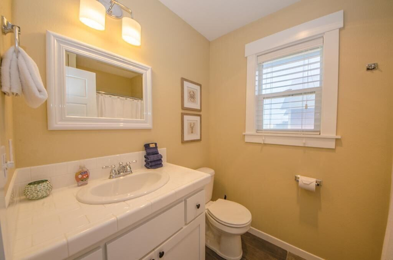 Bathroom 3, Coastal Break, Lincoln