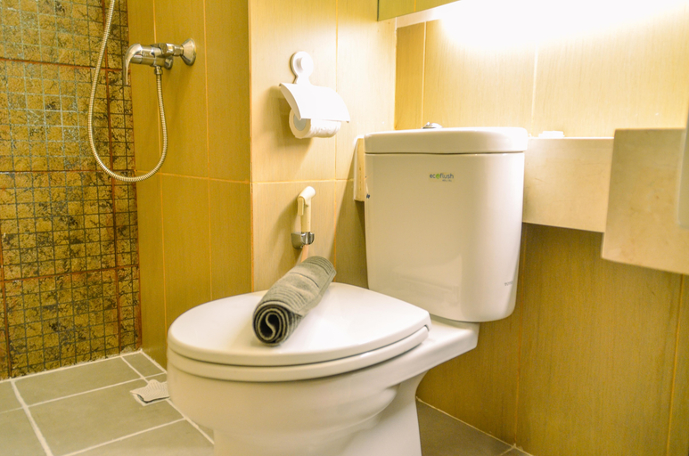 Bathroom 5, Functional 2BR at GP Plaza Apartment By Travelio, Central Jakarta