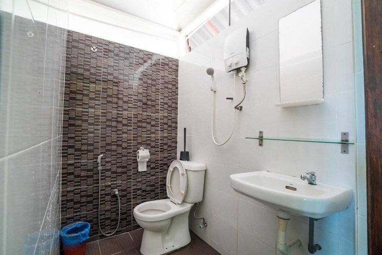 Bathroom 5, 1511 Coconut Grove, Mersing