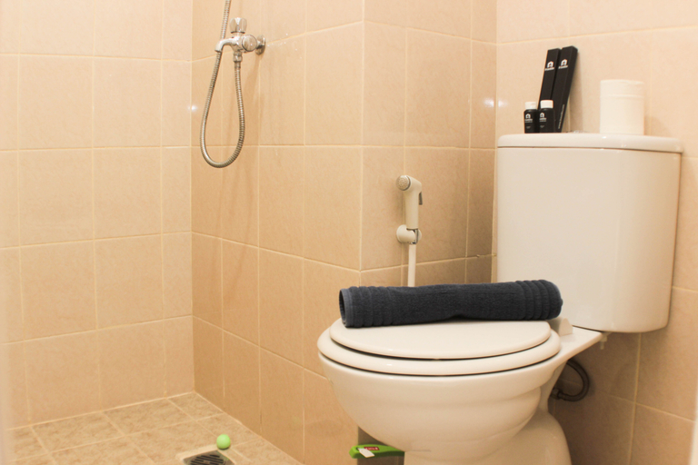 Bathroom 5, Nice and Comfort 1BR with Extra Room at Podomoro Golf View Apartment By Travelio, Bogor