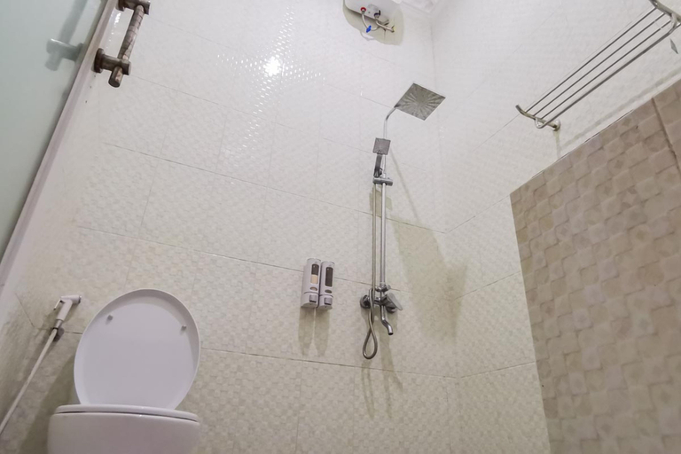Bathroom 5, RedDoorz near Pantai Pancer Door Pacitan, Pacitan