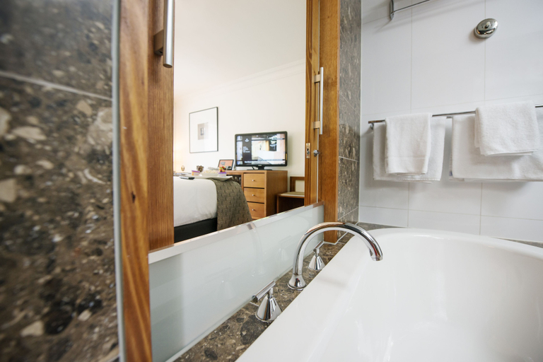 Bathroom 4, Majestic Roof Garden Hotel, Adelaide