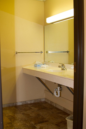 Bathroom 3, Cottonwood Inn, Phillips