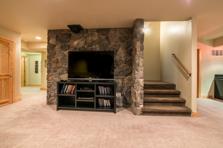 Others 4, Pineview Lodge, Ravalli