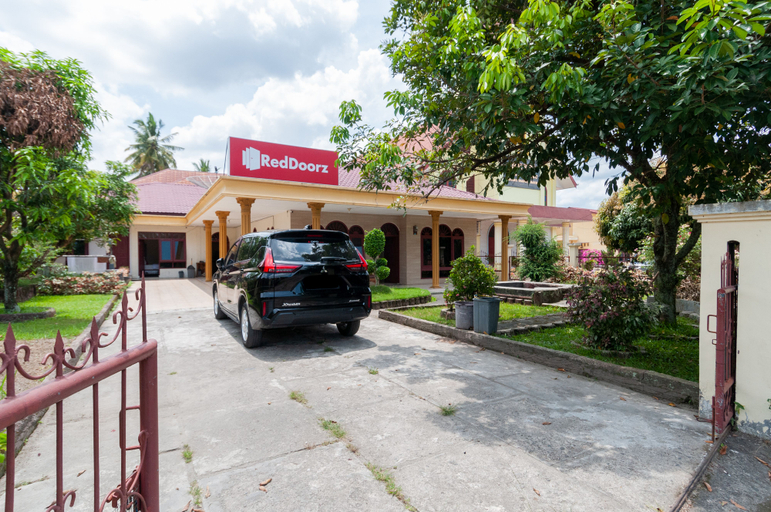 Exterior & Views 2, RedDoorz @ Samuel Homestay Pematangsiantar, Pematangsiantar