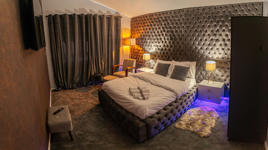 Bedroom, Impeccable 1-bed Apartment in Birmingham, Birmingham