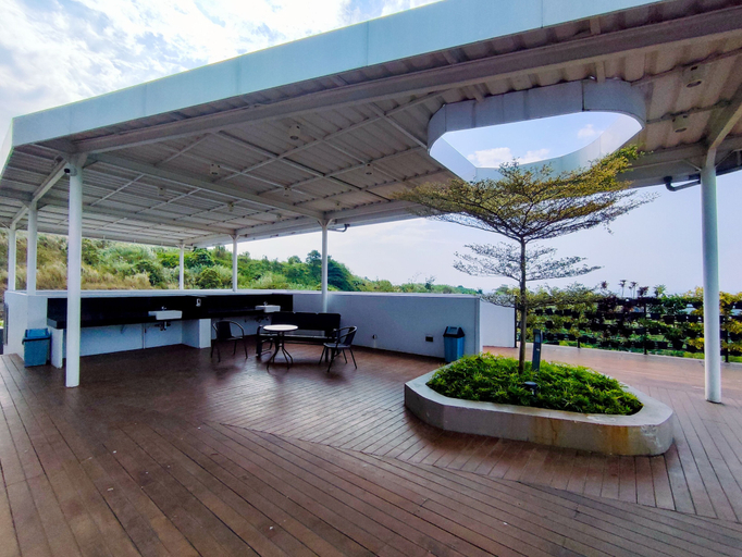 Rooftop terrace, Fancy And Nice 1Br With Extra Room At Amartha View Apartment, Semarang