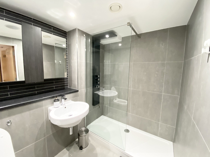 Bathroom 4, Lovely 1-bed Apartment in Manchester, Manchester