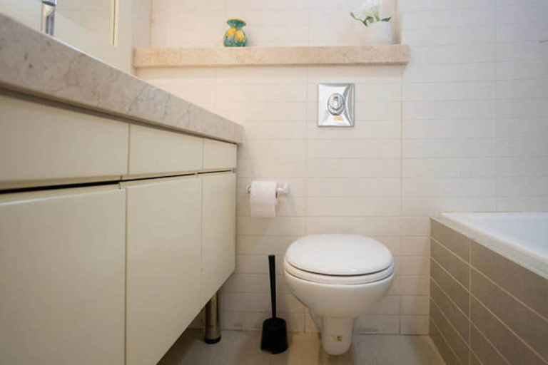 Bathroom 4, Balcony & Comfort by FeelHome