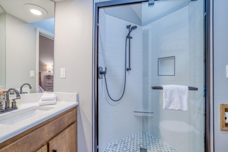 Bathroom 4, Ski House 154 - Meredith Lodging, Deschutes