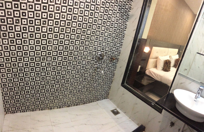 Bathroom 3, Hotel Sahibs LightHouse, Agra