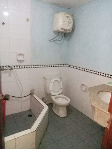Bathroom, South Lippo Condominium Carita with beautiful seaview by Jaemun, Serang