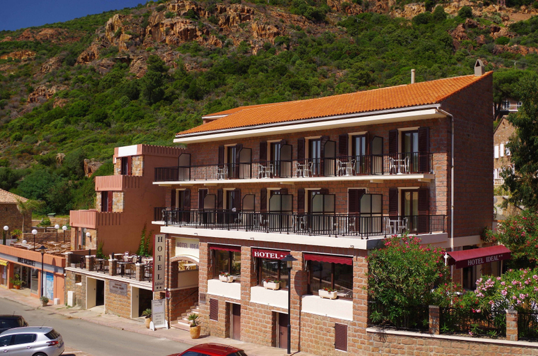 Exterior & Views