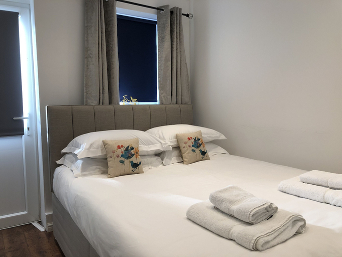 Bedroom, Fountain View 1BR Flat-Free Parking, Oxfordshire
