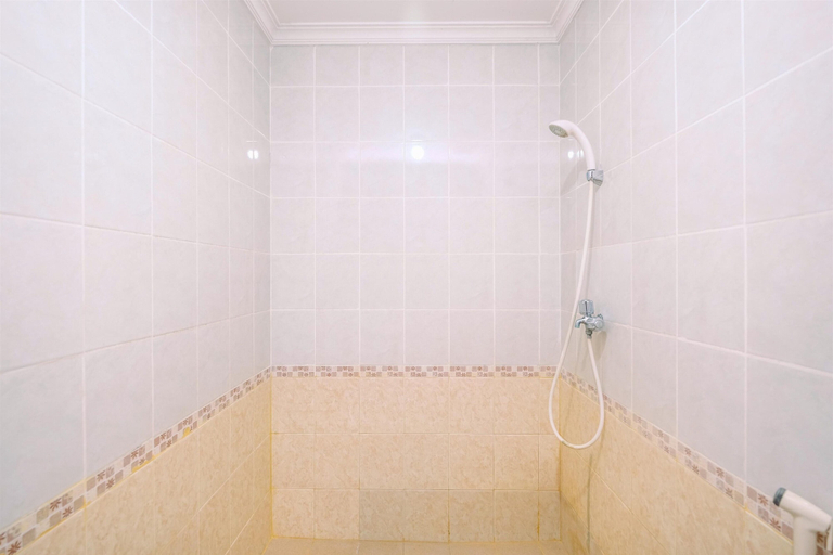 Bathroom 3, Glitzy 3BR Residence at Grand Palace Kemayoran Apartment, Jakarta Pusat