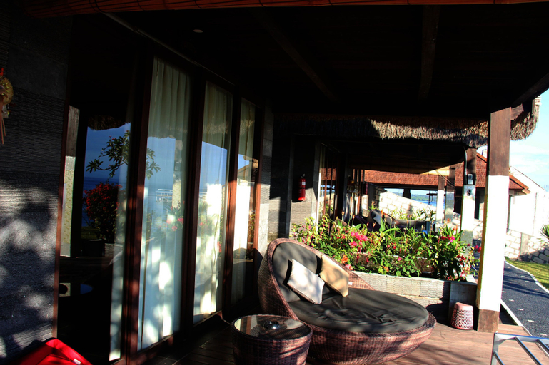 Exterior & Views 13