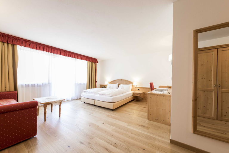 Bedroom 3, Hotel Miravalle, Bolzano