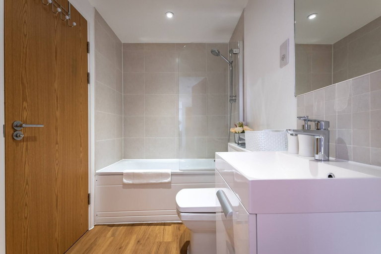 Bathroom, Blue Haven Silver Service Apartments Free Parking, Southampton
