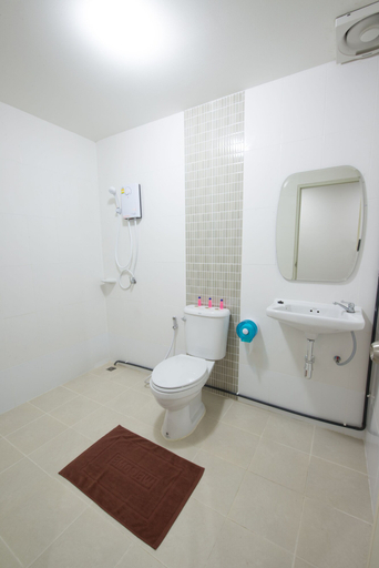 Bathroom 4, Bees Smile Hotel, Muang Chiang Rai