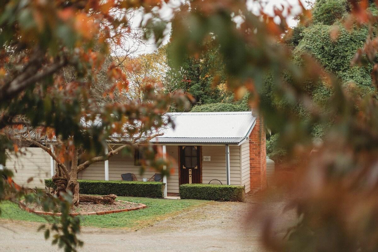 The Mulberry Cottage with Spa and Fireplace, Yarra Ranges - Dandenongs
