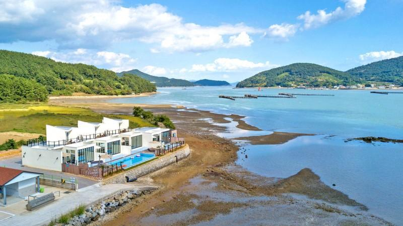 Others 3, Namhae Paresa Pet Pool Villa