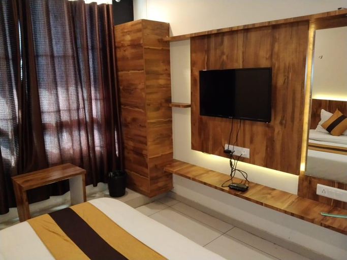Others 3, Hotel Phoenix, Gandhinagar