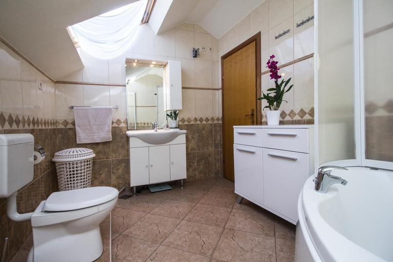 Bathroom 4, Apartments Selak, Makarska
